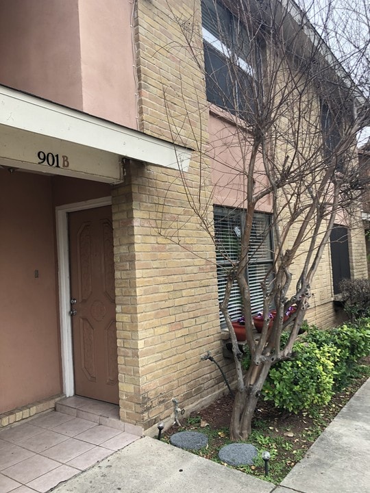 901 Castle Heights Dr, Unit B in Laredo, TX - Building Photo