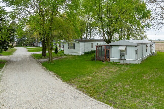 2750 W 1400 S in Kentland, IN - Foto de edificio - Primary Photo