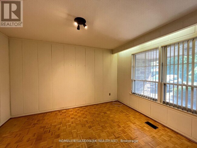 131 Bannatyne Dr in Toronto, ON - Building Photo - Building Photo