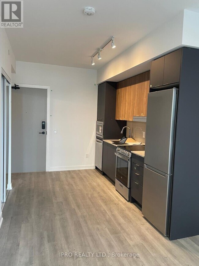 5081 Hurontario St in Mississauga, ON - Building Photo - Building Photo
