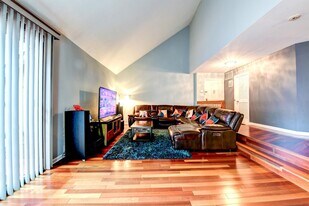 572 Sanderling Ct in Secaucus, NJ - Building Photo