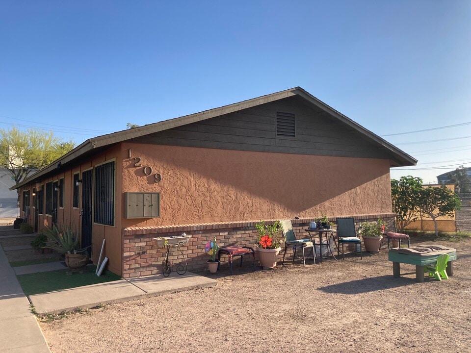 1209 E Adams St, Unit 2 in Phoenix, AZ - Building Photo