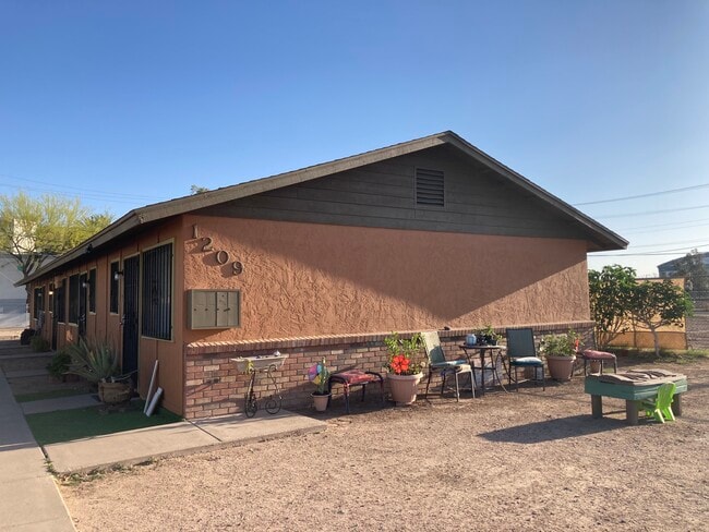 1209 E Adams St, Unit 2