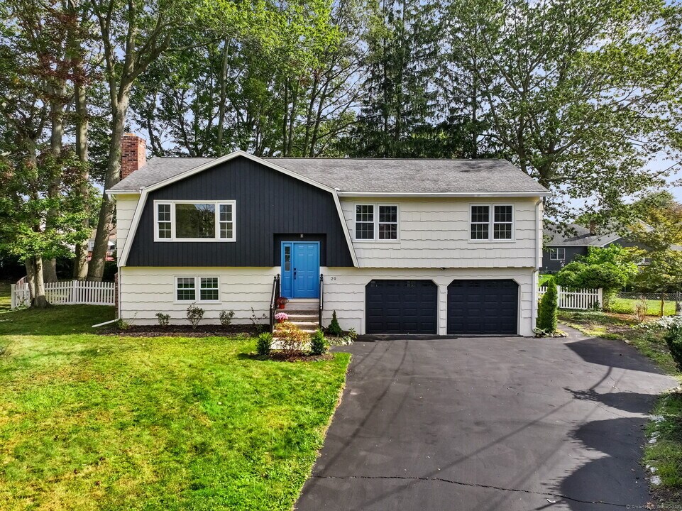 29 Magellan Dr in Milford, CT - Building Photo