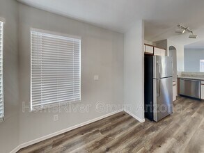 8942 W Holly St in Phoenix, AZ - Building Photo - Building Photo
