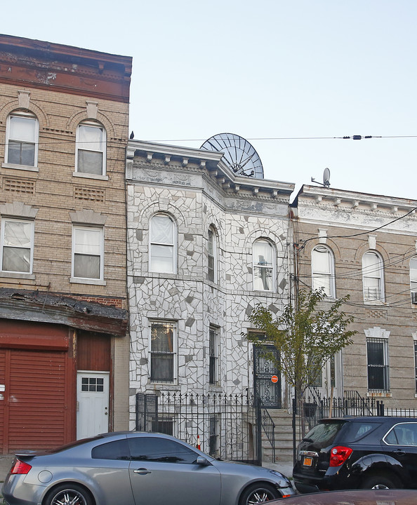 378 Montauk Ave in Brooklyn, NY - Building Photo