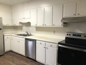 211 E Northpoint Avenue, Unit 211 E Northpoint Ave in High Point, NC - Building Photo - Building Photo