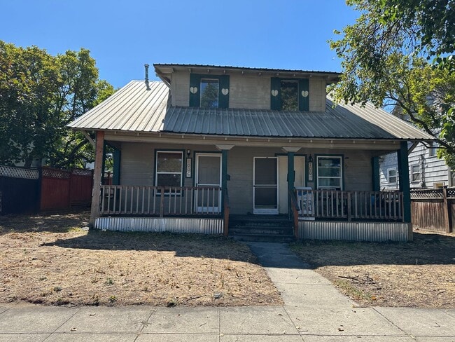 property at 1004-1006 E 8th St