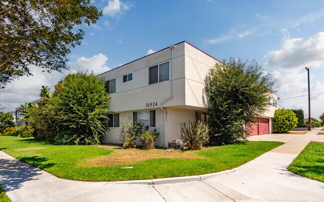 College Manor in Torrance, CA - Building Photo - Building Photo
