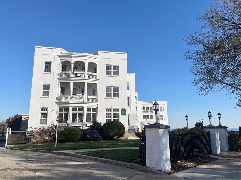 1228 E Juneau Ave in Milwaukee, WI - Building Photo