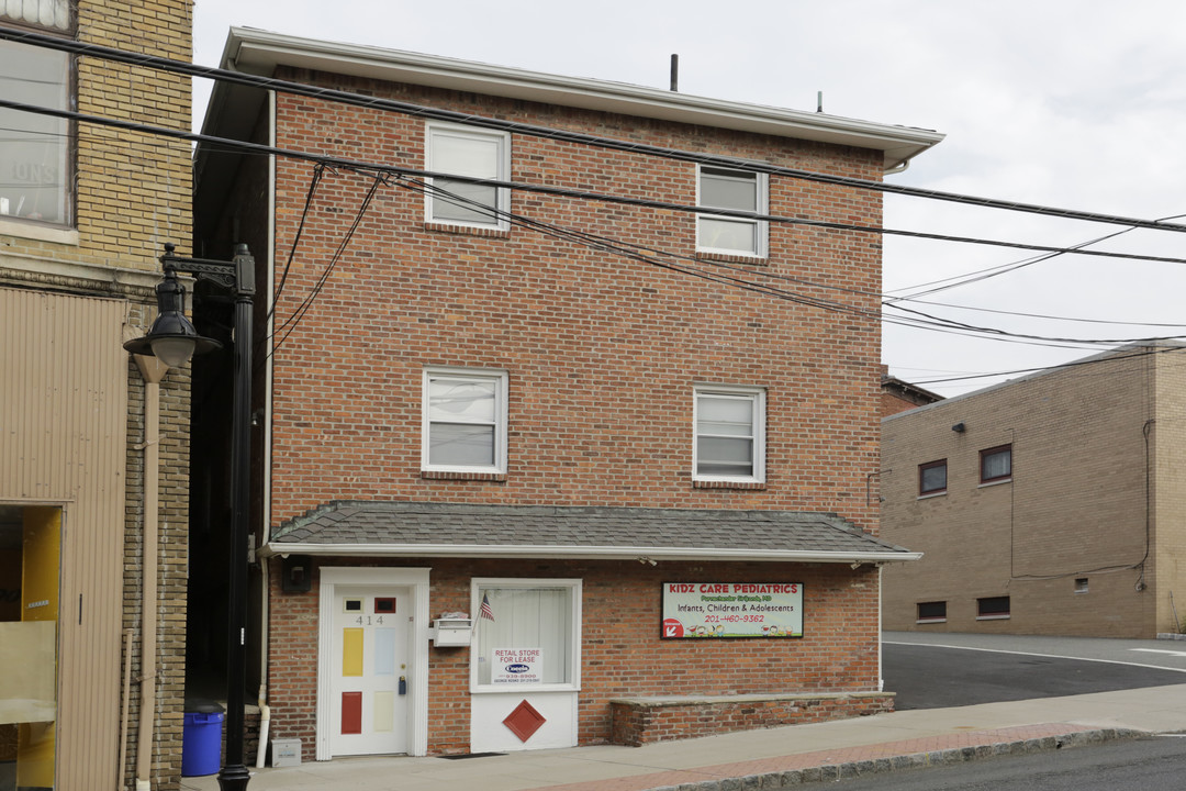 414 Hackensack St in Carlstadt, NJ - Building Photo