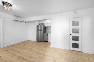 1303 N Beverly Glen Blvd, Unit 1303 in Los Angeles, CA - Building Photo