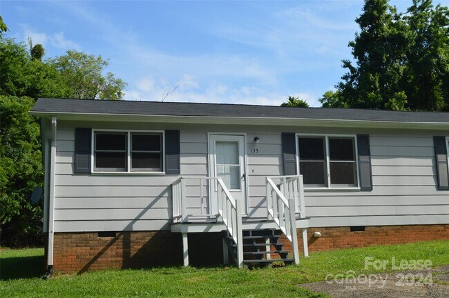 135 Sherrill Ln in Mocksville, NC - Foto de edificio - Building Photo