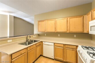 1001 Domnus Ln in Las Vegas, NV - Building Photo - Building Photo