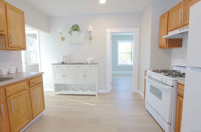 31 Florence St, Unit Floor 3 in New Britain, CT - Foto de edificio - Building Photo