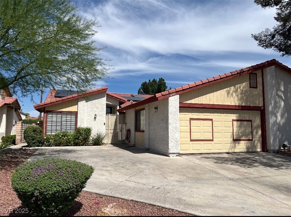 5242 Dickens Dr in Las Vegas, NV - Building Photo