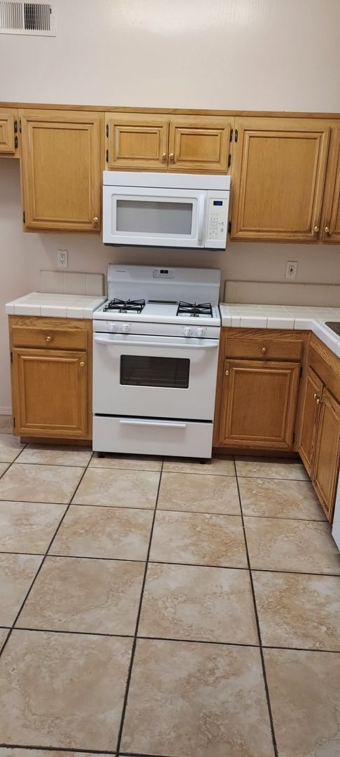 9510 Millikan Way in Bakersfield, CA - Building Photo - Building Photo