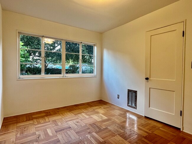 5205 Village Grn in Los Angeles, CA - Foto de edificio - Building Photo