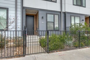 719 E Locust St in San Antonio, TX - Building Photo