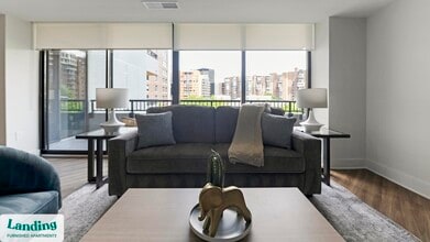 1550 Clarendon Blvd, Unit 206 in Arlington, VA - Foto de edificio - Building Photo