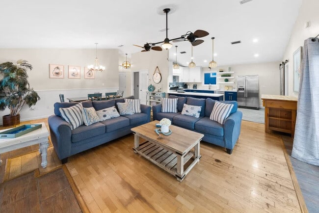 501 Dolphin St in Panama City Beach, FL - Building Photo - Building Photo