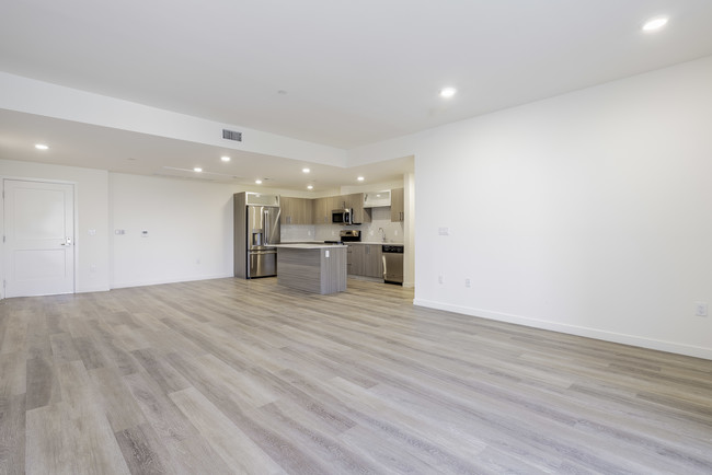 THE BURBANK - NILO RESIDENTIALS in North Hollywood, CA - Building Photo - Building Photo