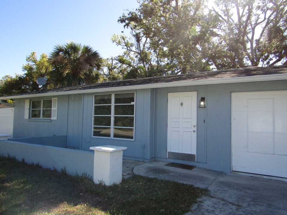 615 Roanoke Rd in Venice, FL - Building Photo