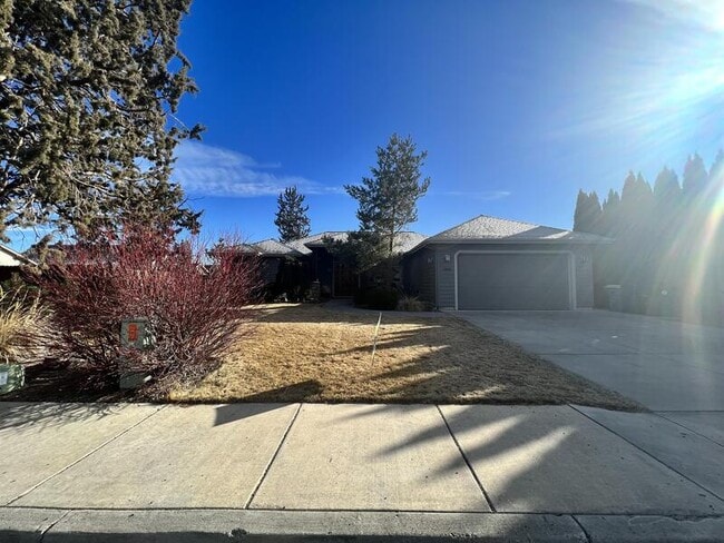 2360 NW 19th St in Redmond, OR - Building Photo - Building Photo