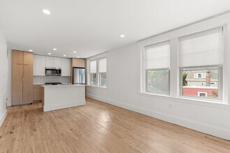 26 Bradlee Rd in Medford, MA - Foto de edificio - Building Photo