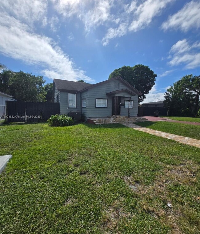 2420 Jackson St in Hollywood, FL - Building Photo - Building Photo