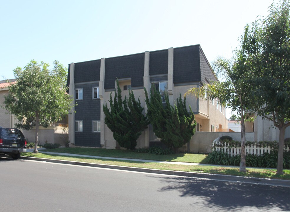 216 Oswego Ave in Huntington Beach, CA - Foto de edificio