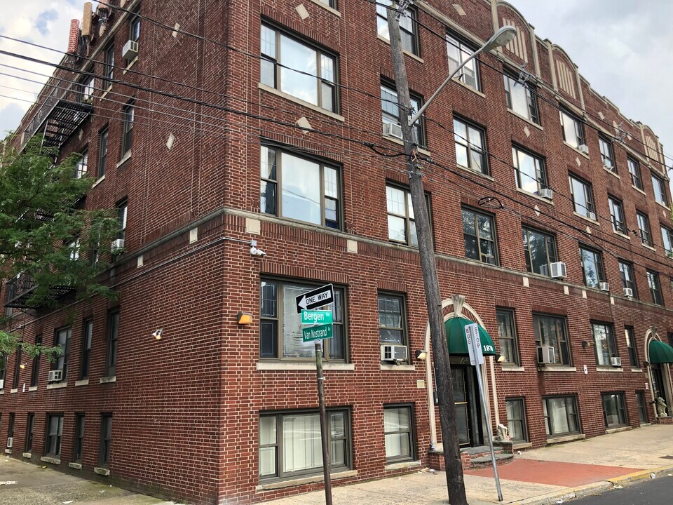 1870 John F Kennedy Blvd in Jersey City, NJ - Building Photo