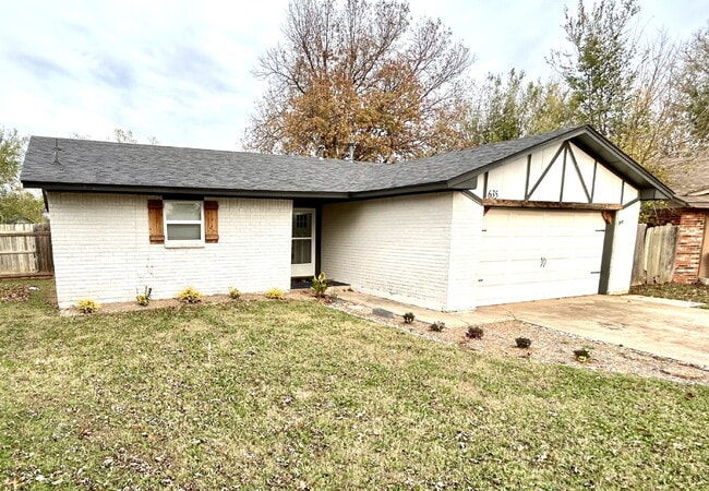 635 W Hillcrest Dr in Mustang, OK - Building Photo - Building Photo