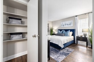 Serena Apartment Homes in Houston, TX - Foto de edificio - Building Photo