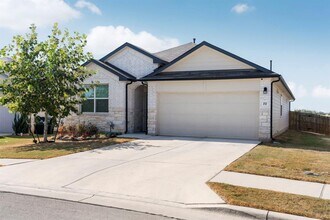 212 Apache Plum Dr in Kyle, TX - Building Photo - Building Photo