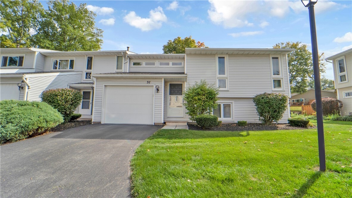 37 Blue Ridge Rd in Penfield, NY - Building Photo