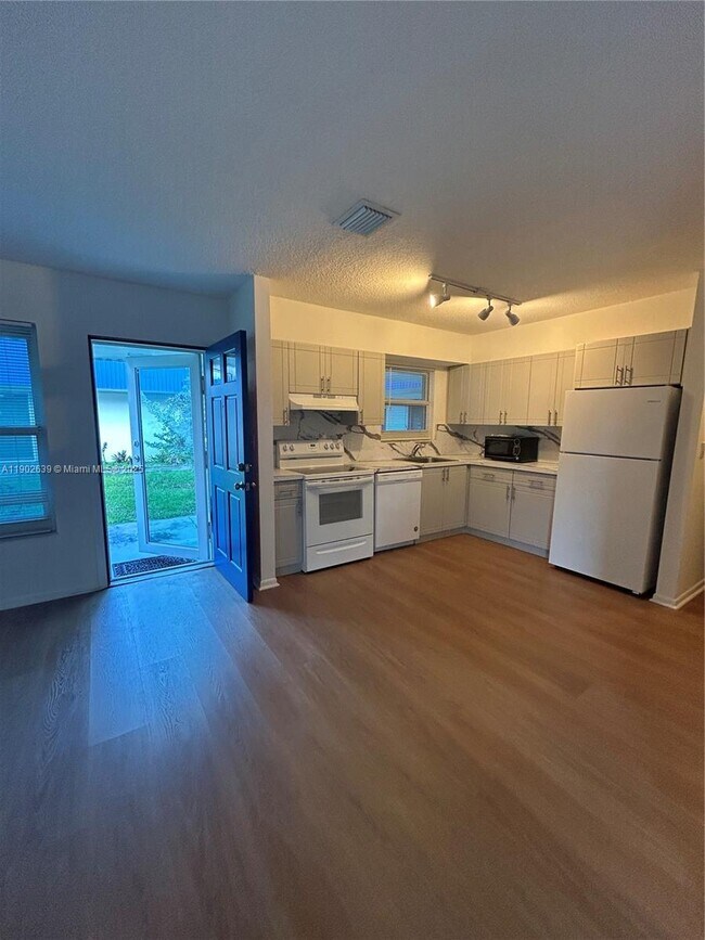 305 Lewis Ln in Dania Beach, FL - Building Photo - Building Photo