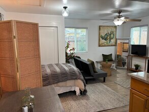 329 E Mendocino Ave in Stockton, CA - Foto de edificio - Building Photo