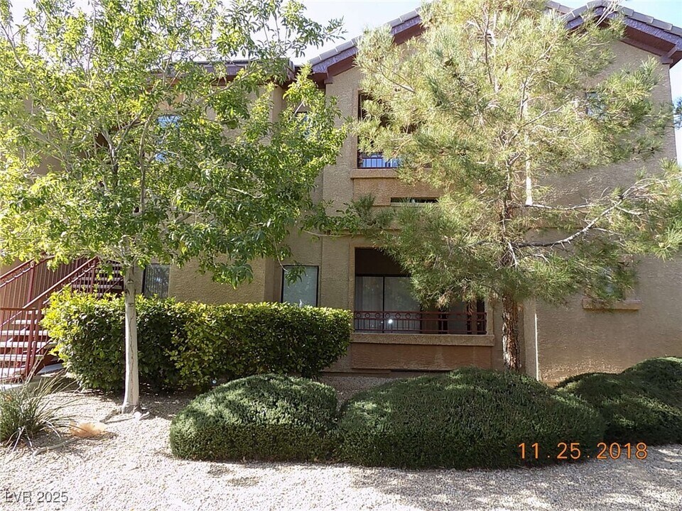 8250 N Grand Canyon Dr in Las Vegas, NV - Building Photo
