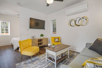 975 Shadowridge Dr SE in Atlanta, GA - Building Photo - Building Photo