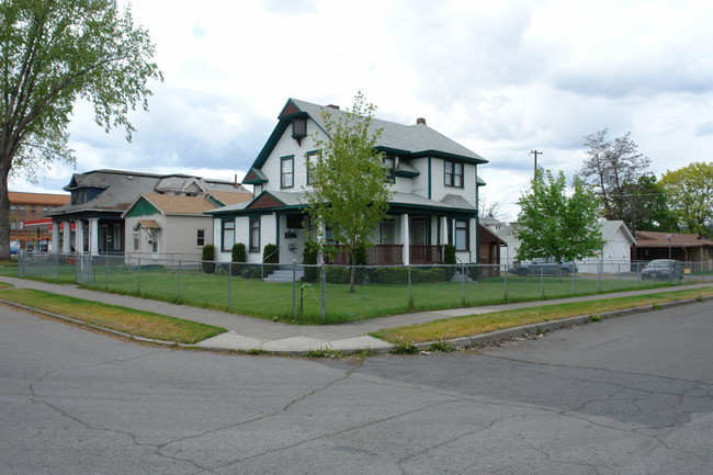 902 W Mansfield Ave in Spokane, WA - Foto de edificio - Building Photo