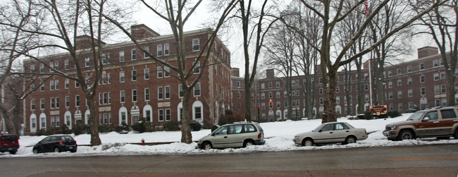 Westchester Gardens in Mount Vernon, NY - Building Photo - Building Photo