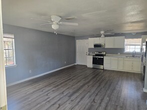 666 FM356 in Onalaska, TX - Foto de edificio - Building Photo