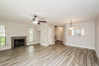 17263 Saturn Ln in Houston, TX - Foto de edificio - Building Photo