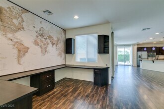 8039 Kemblefield Ave in Las Vegas, NV - Foto de edificio - Building Photo