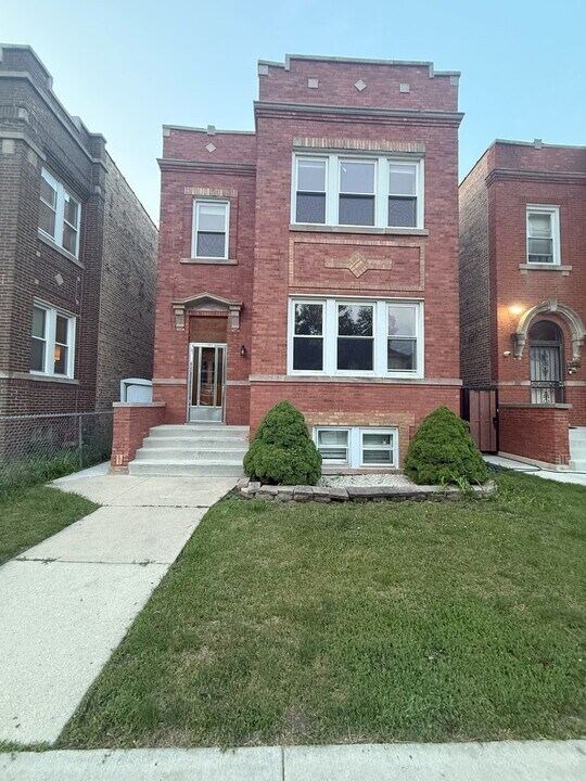4834 W Newport Ave in Chicago, IL - Building Photo