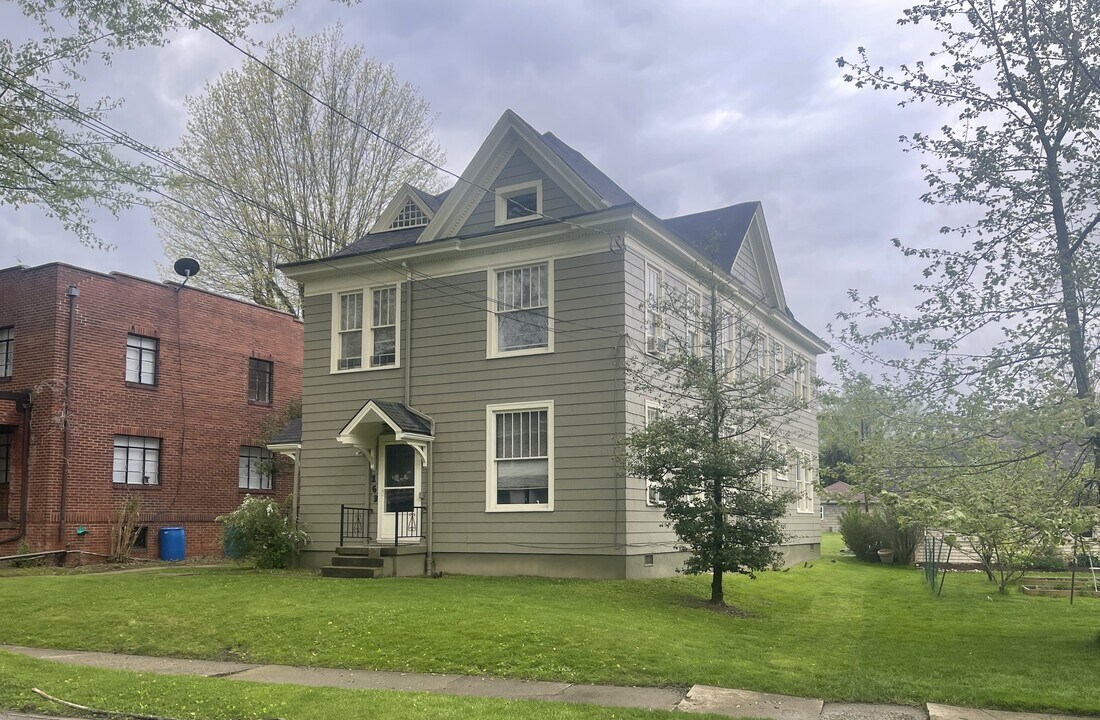 163 Edgwood St, Unit 1st Floor in Wheeling, WV - Building Photo