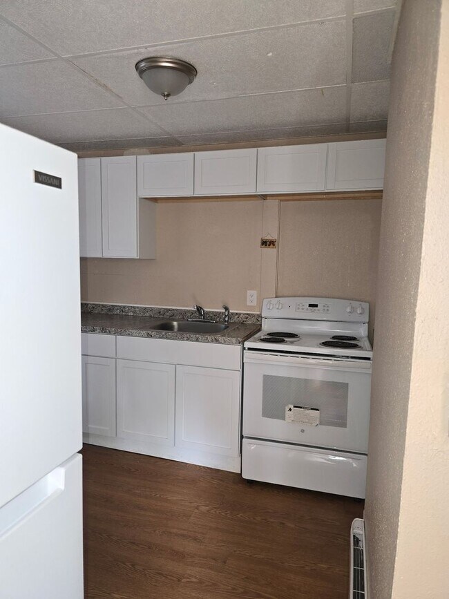 504 Main St-Unit -Apt 1 in Farmington, NH - Foto de edificio - Building Photo