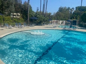 241 S Barrington Ave, Unit 4 in Los Angeles, CA - Building Photo - Building Photo