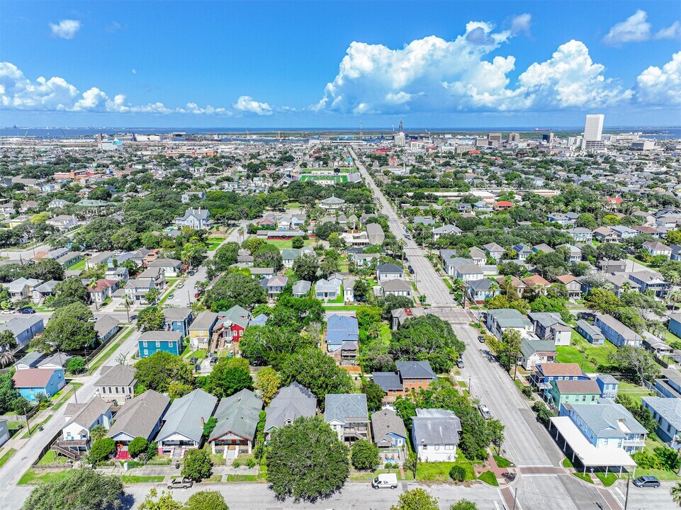 2710 Avenue P 1/2 in Galveston, TX - Building Photo